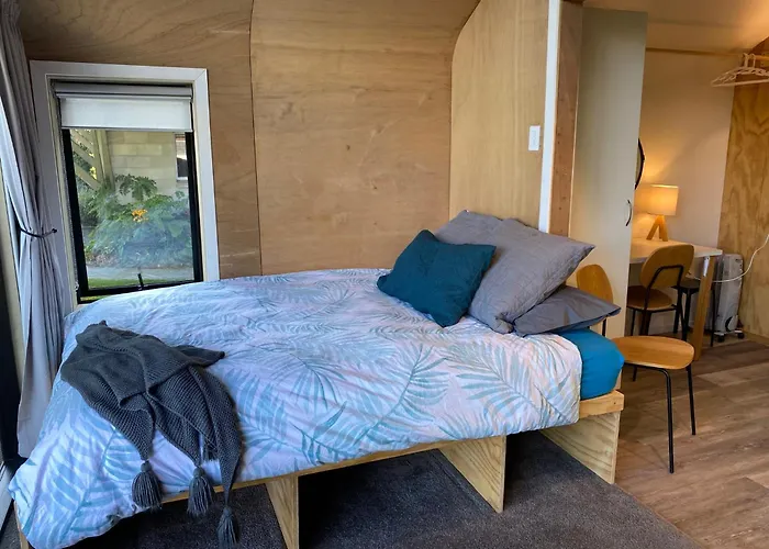 Central Wanaka Oasis, Tiny Home, Mountain Views & Spring Water