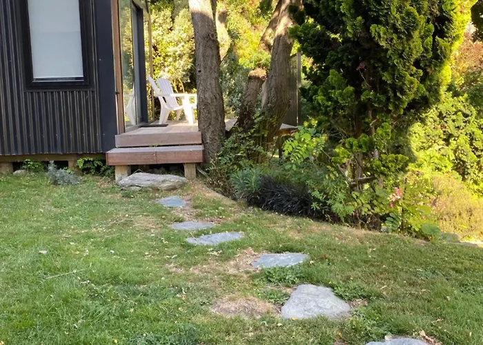 Central Wanaka Oasis, Tiny Home, Mountain Views & Spring Water