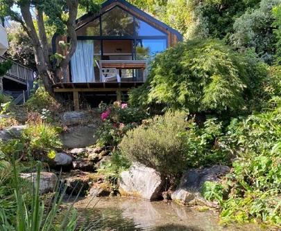 Oasis, Tiny Home, Mountain Views & Spring Water Chalet *